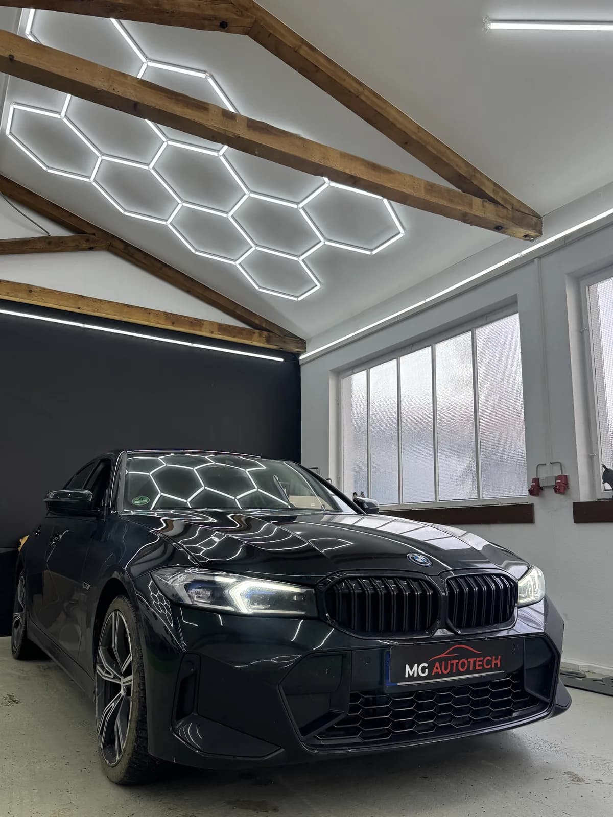 Schwarzer BMW 320e in der Werkstatt von MG AutoTech
