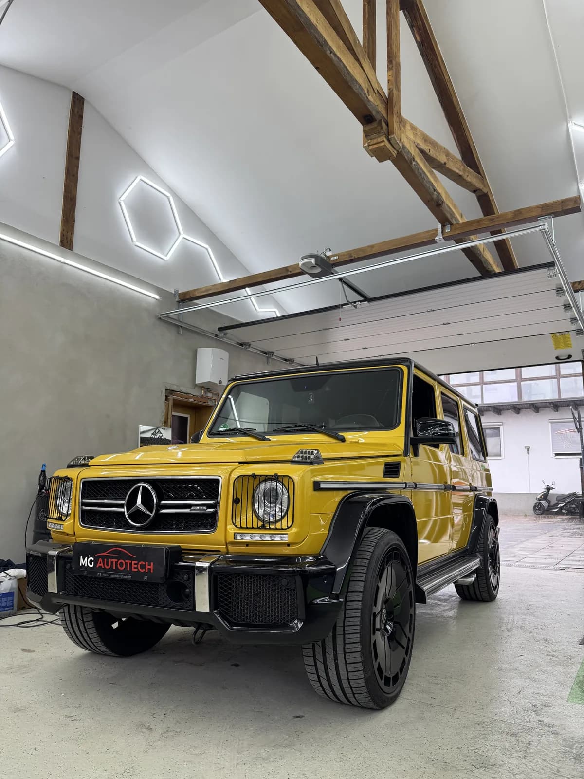 Gelbe Mercedes G-Klasse in der Werkstatt von MG AutoTech